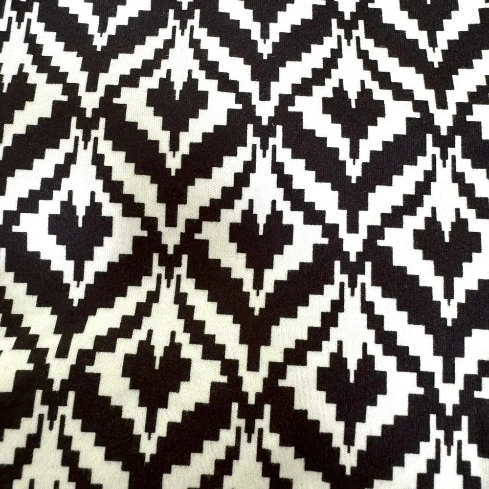 NY & Company L Geometric designed B&W Skort w/belt and side pockets. Flared legs